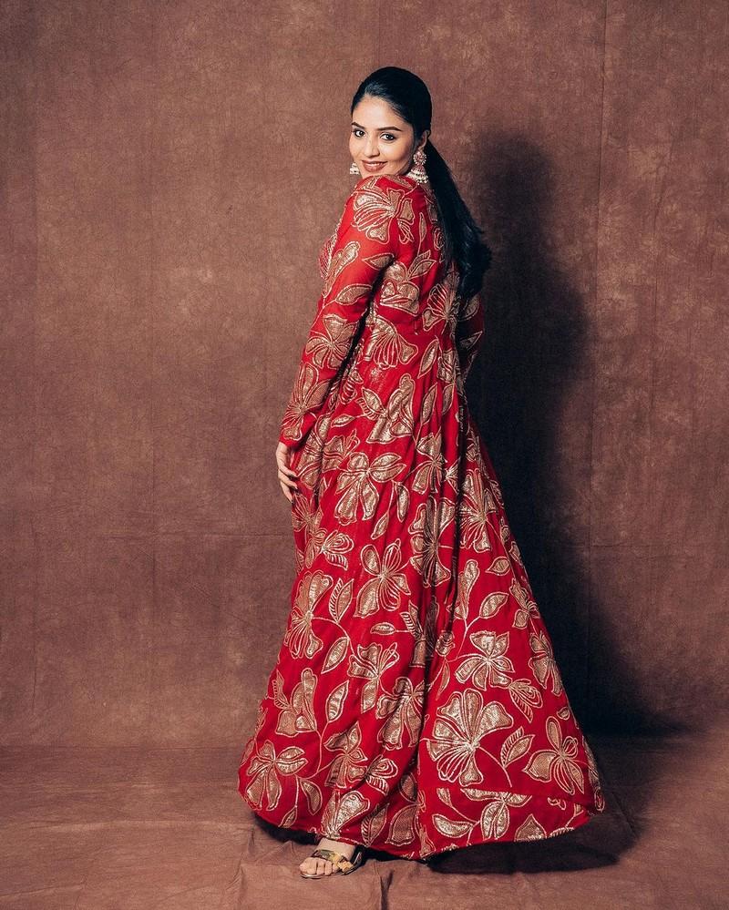 Sreemukhi 8