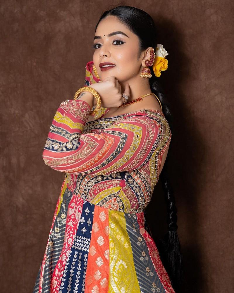Sreemukhi 1