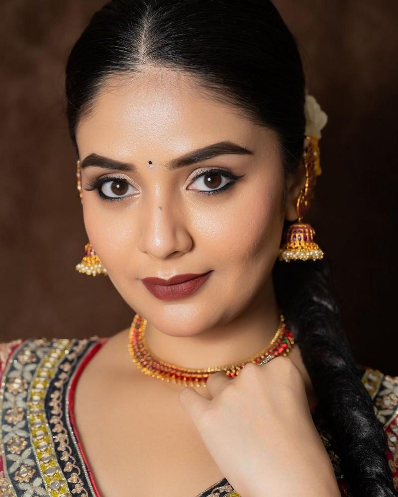 Sreemukhi 7