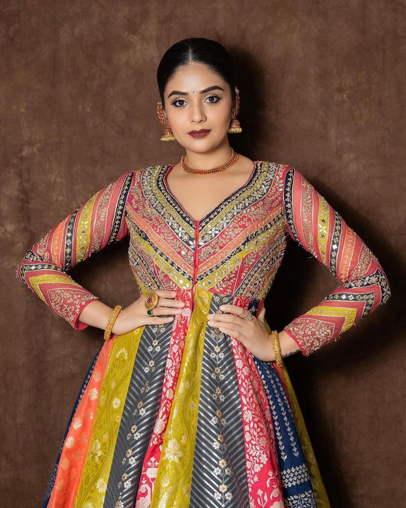 Sreemukhi 9
