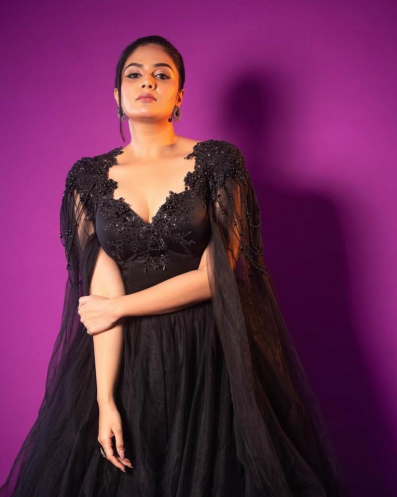 Sreemukhi 10