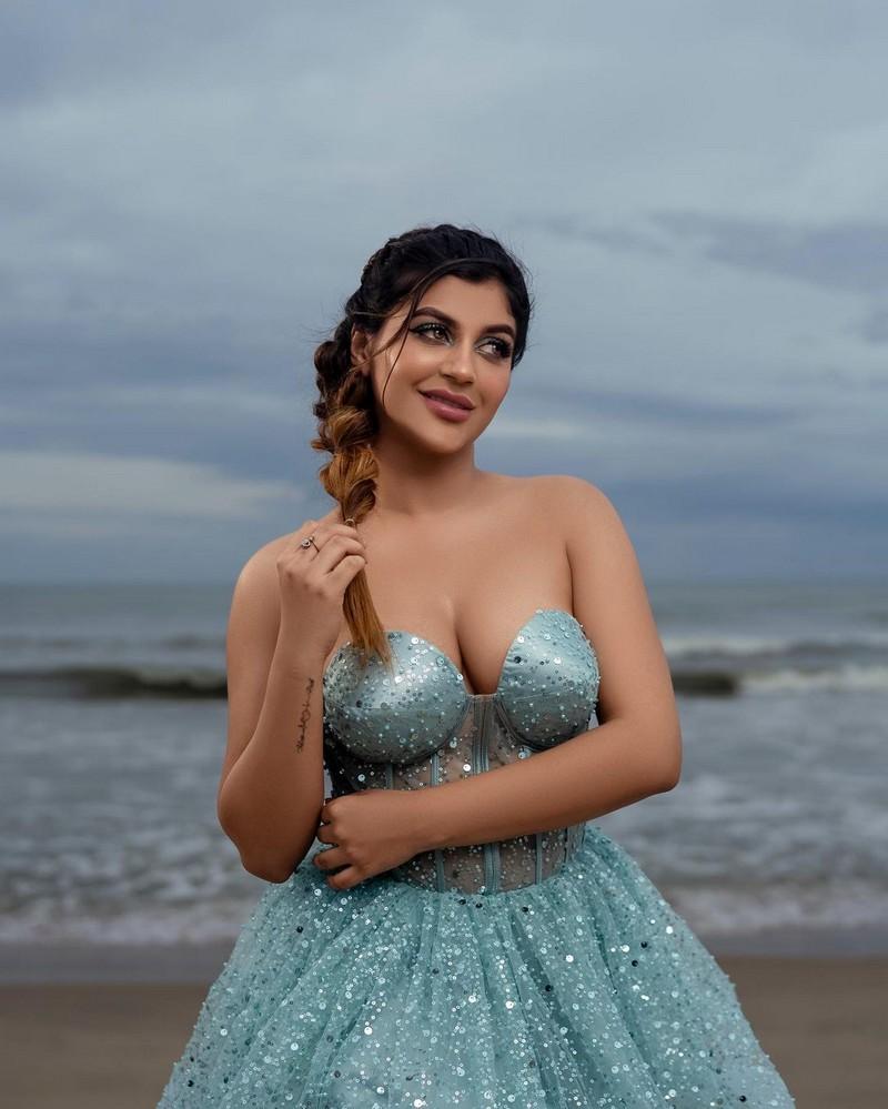 Yashika Anand 10