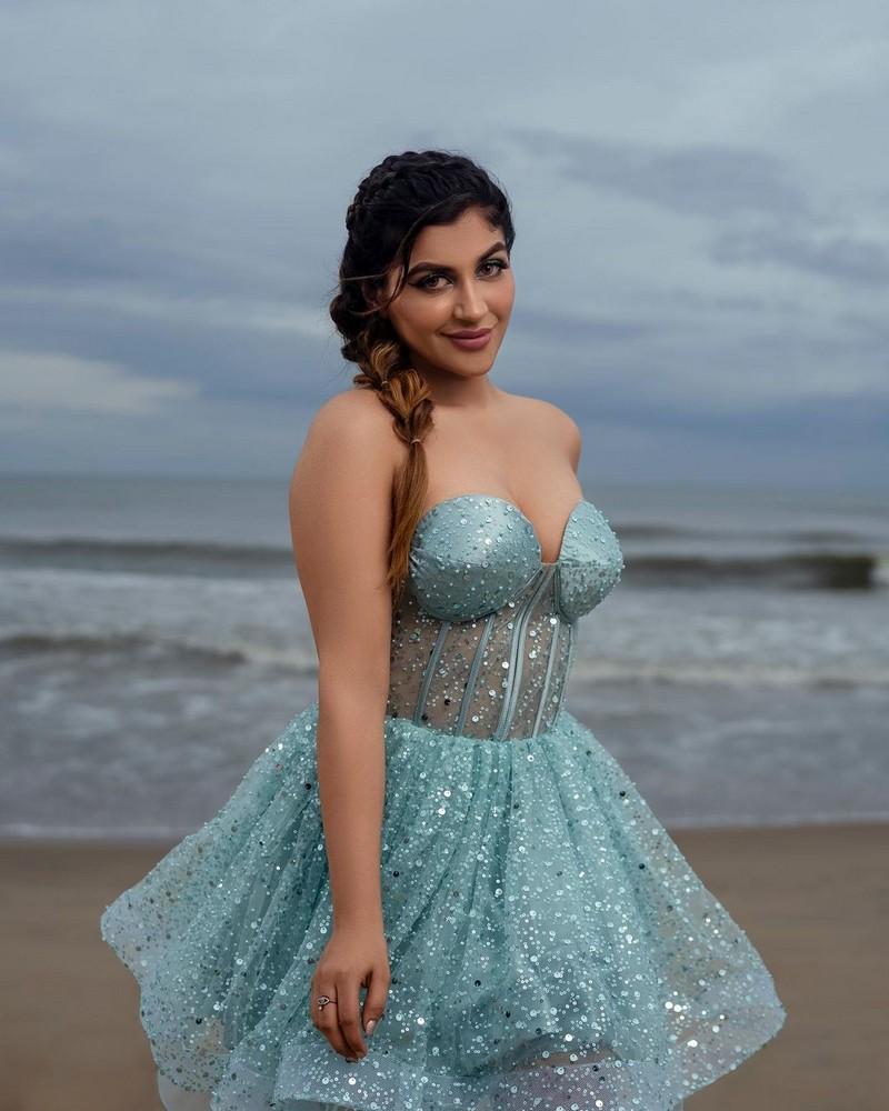 Yashika Anand 11