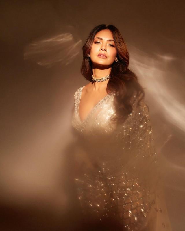 Esha Gupta 3