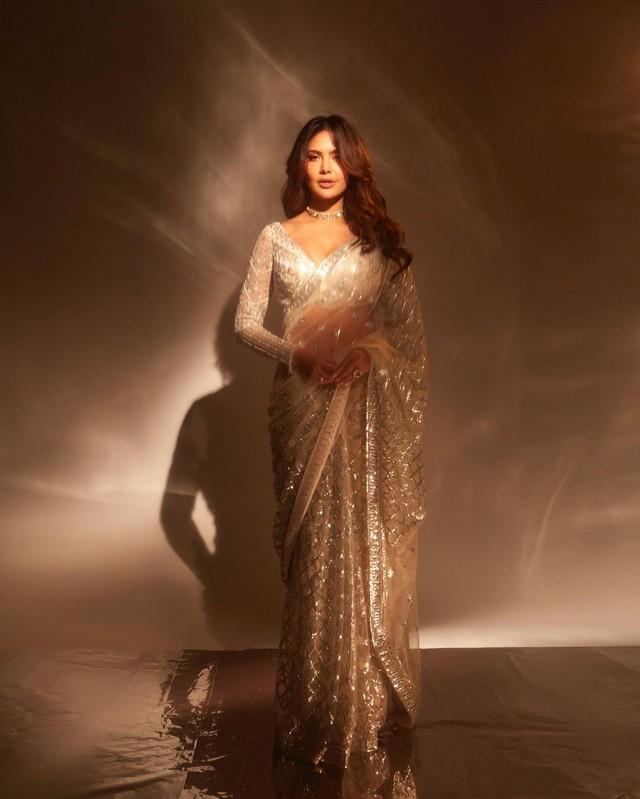 Esha Gupta 4