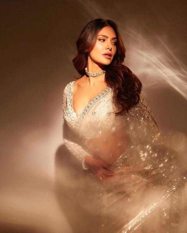 Esha Gupta 5