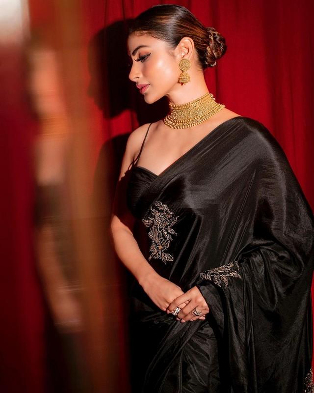 Mouni Roy 8