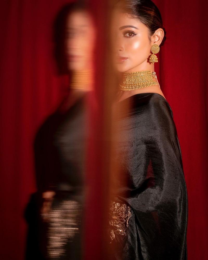 Mouni Roy 10