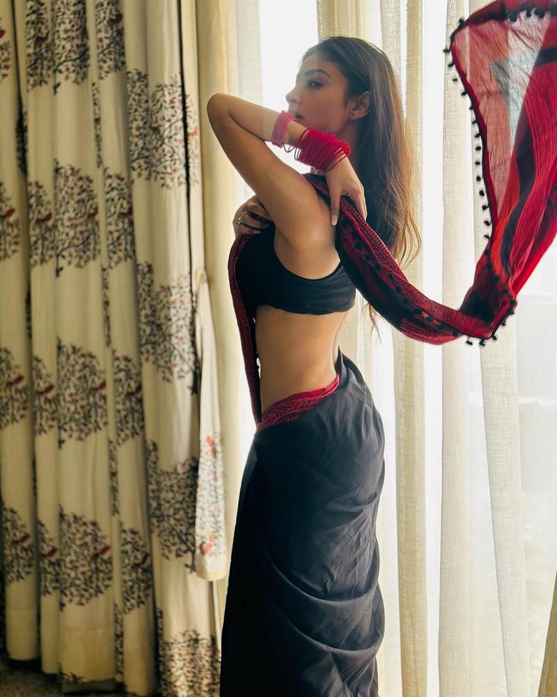 Mouni Roy 3