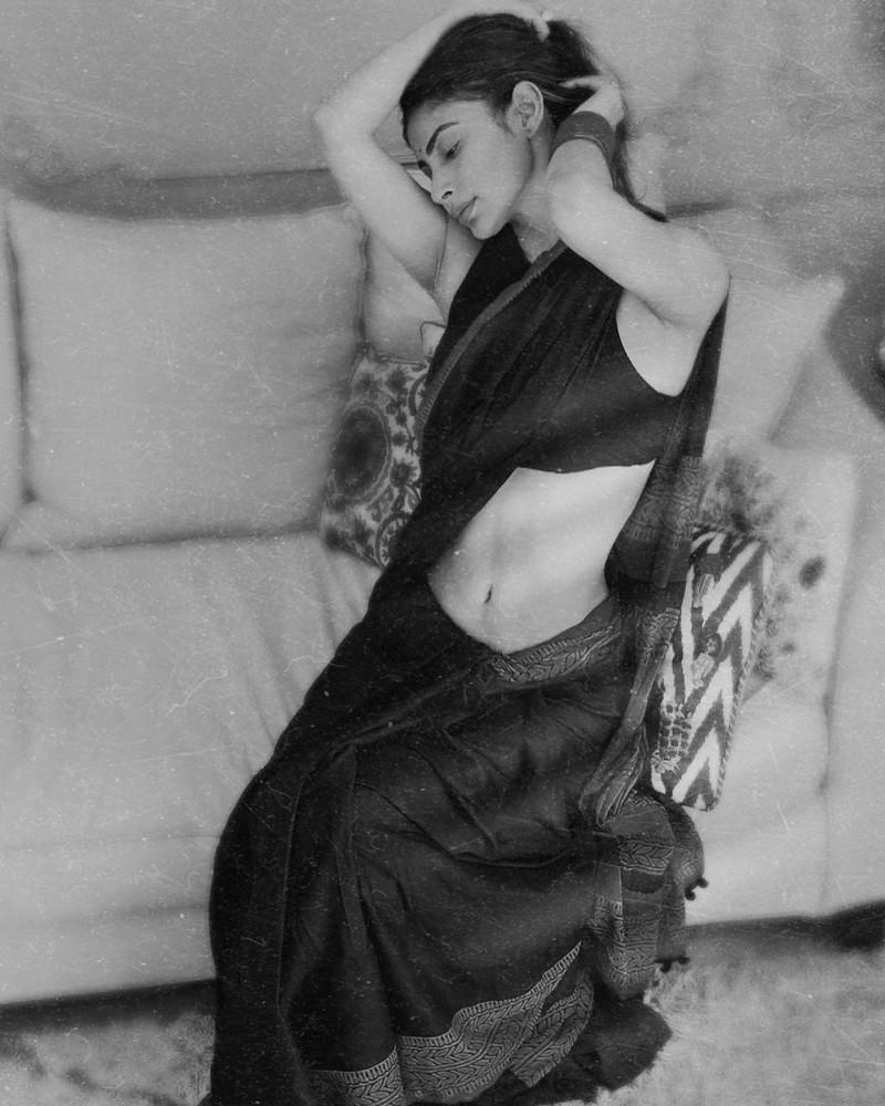 Mouni Roy 4