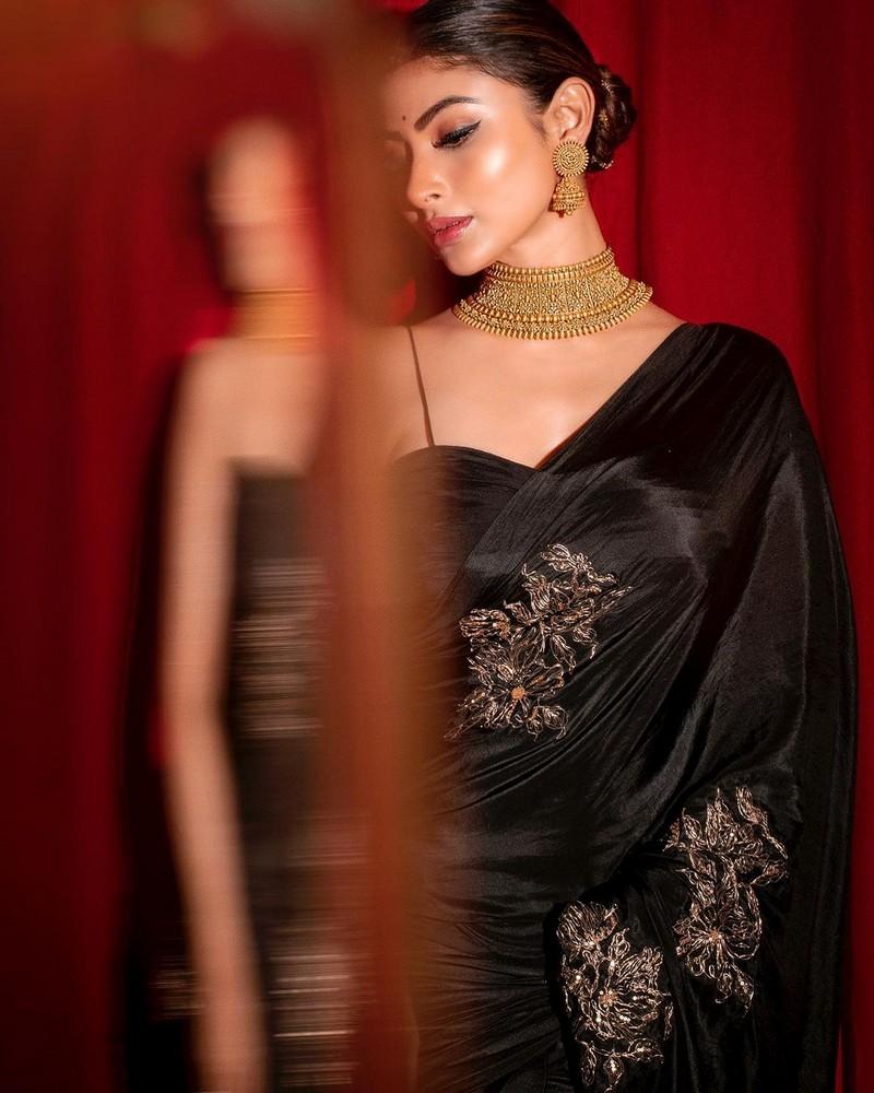 Mouni Roy 8