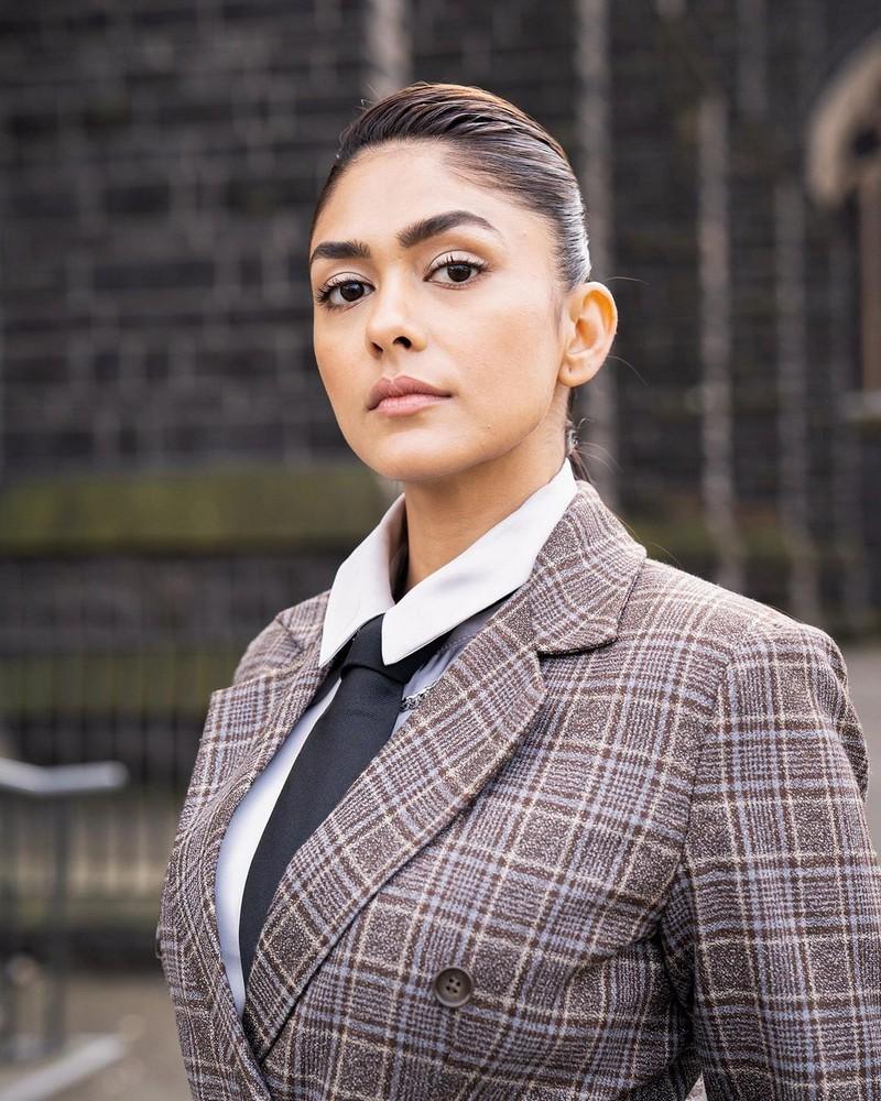 Mrunal Thakur 1