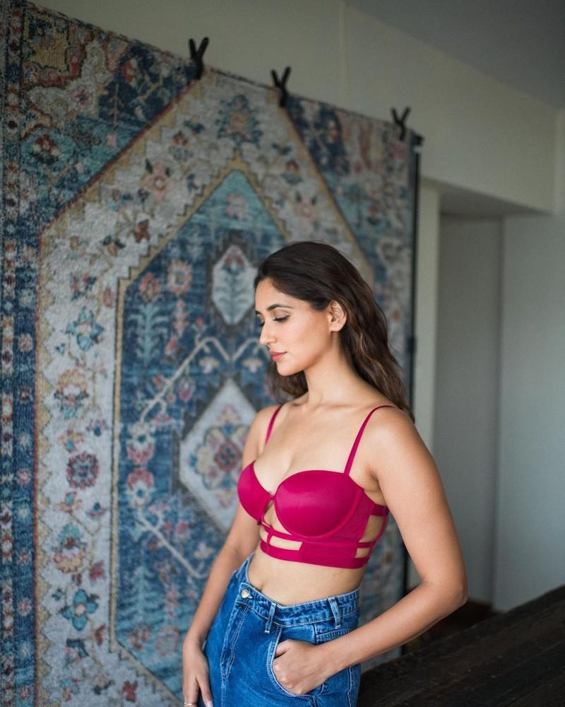 Nikita Dutta 11