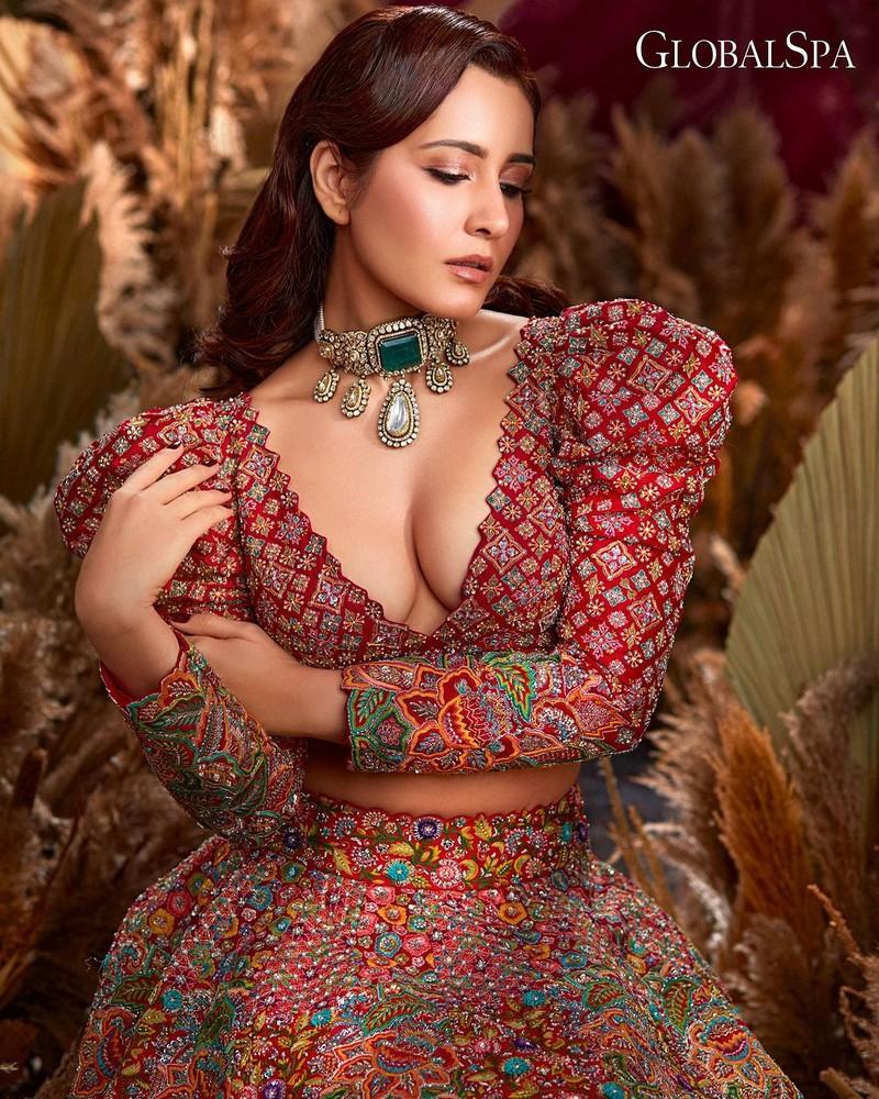 Raashii Khanna 8