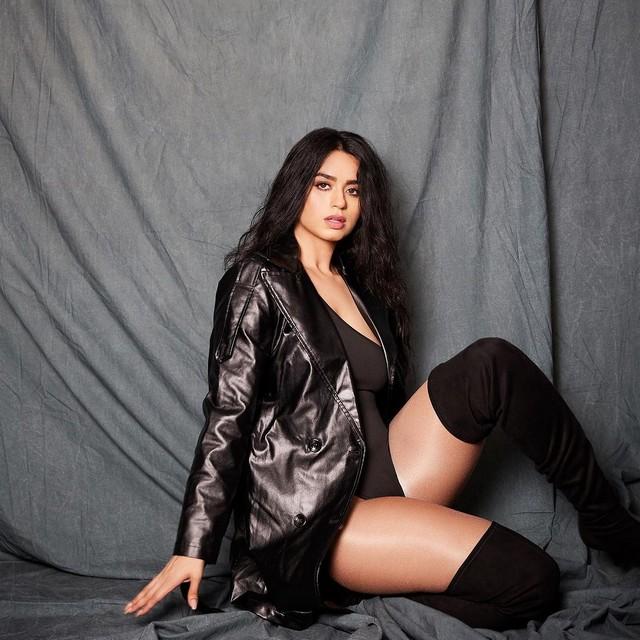 Soundarya Sharma 4