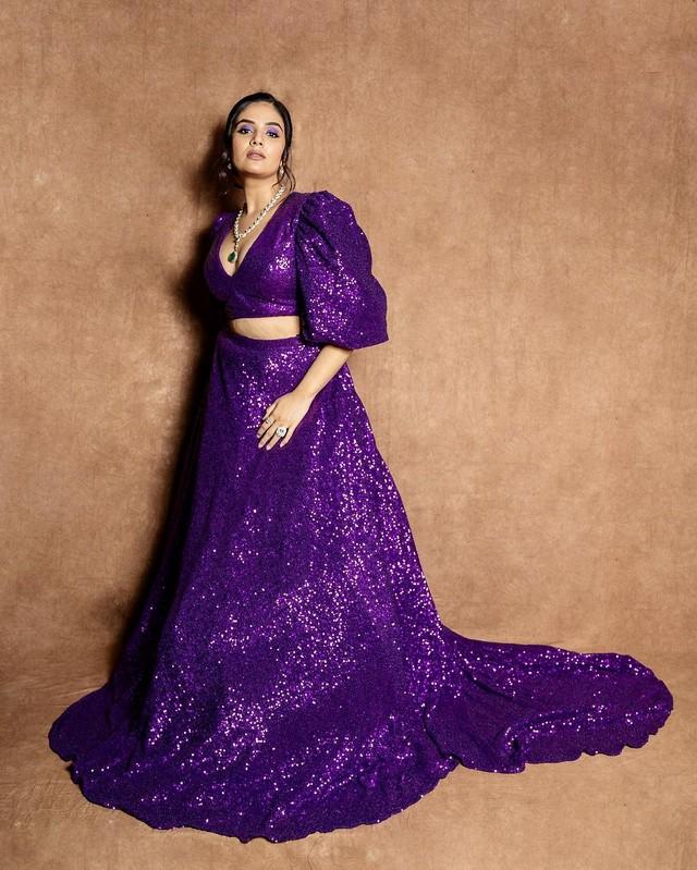 Sreemukhi 9