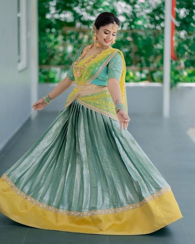 Sreemukhi 9