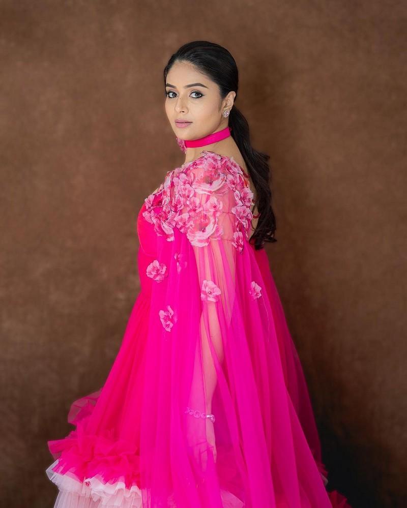 Sreemukhi 6