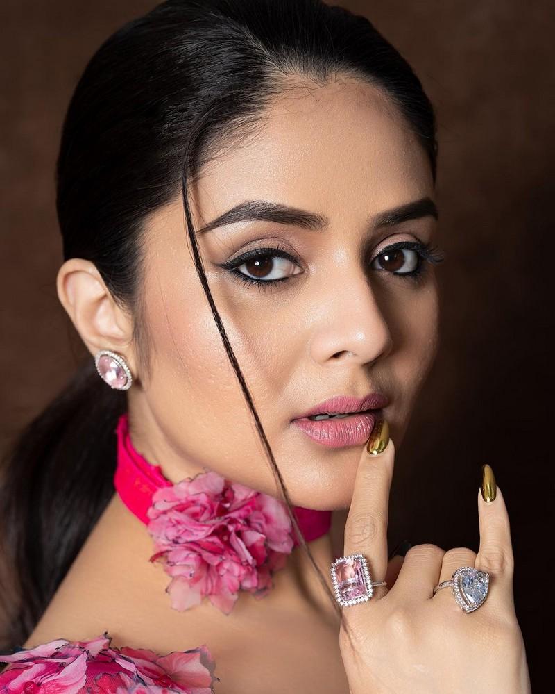 Sreemukhi 9