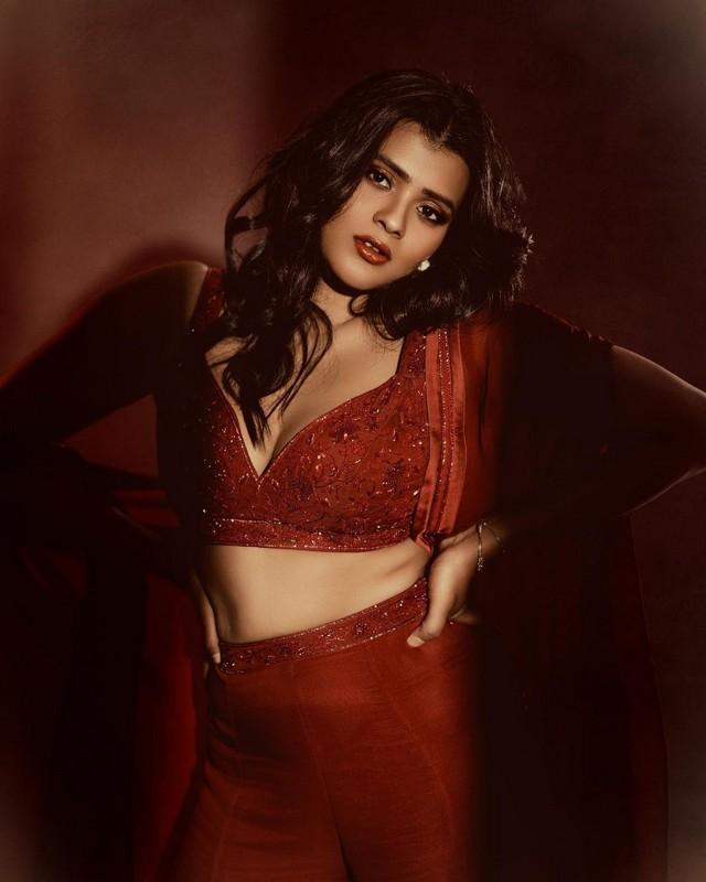 Hebah Patel 4