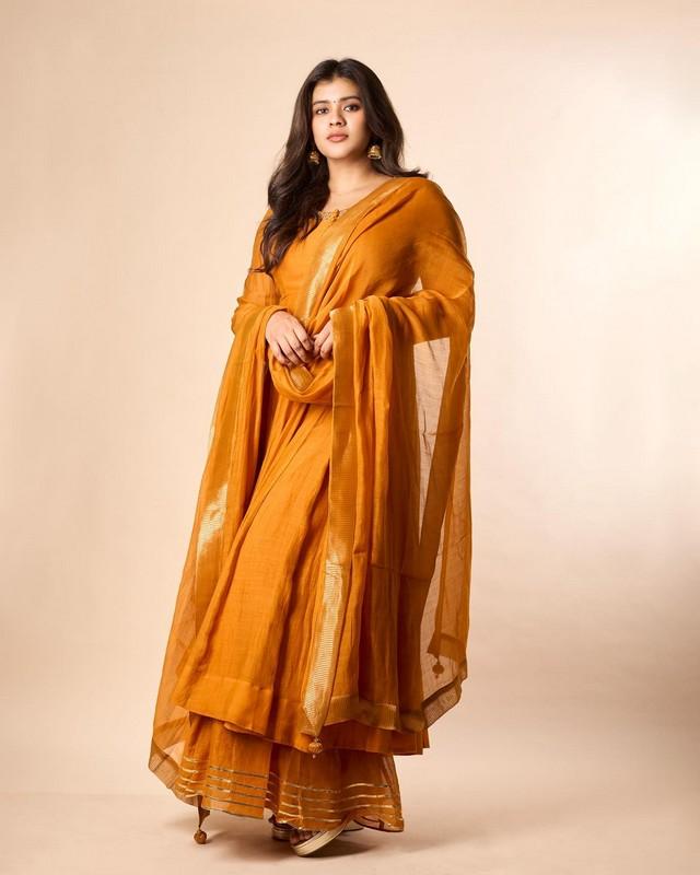Hebah Patel 6