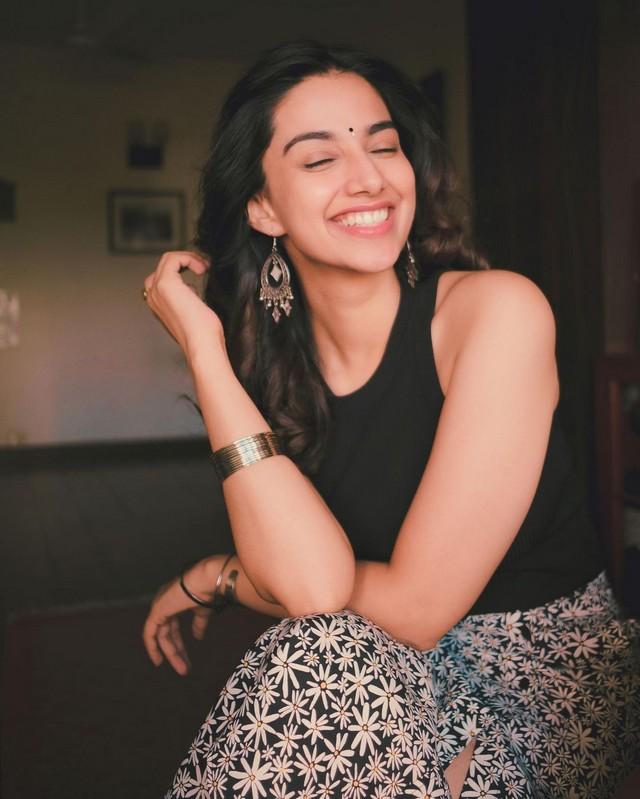 Meenaakshi Chaudhary 3