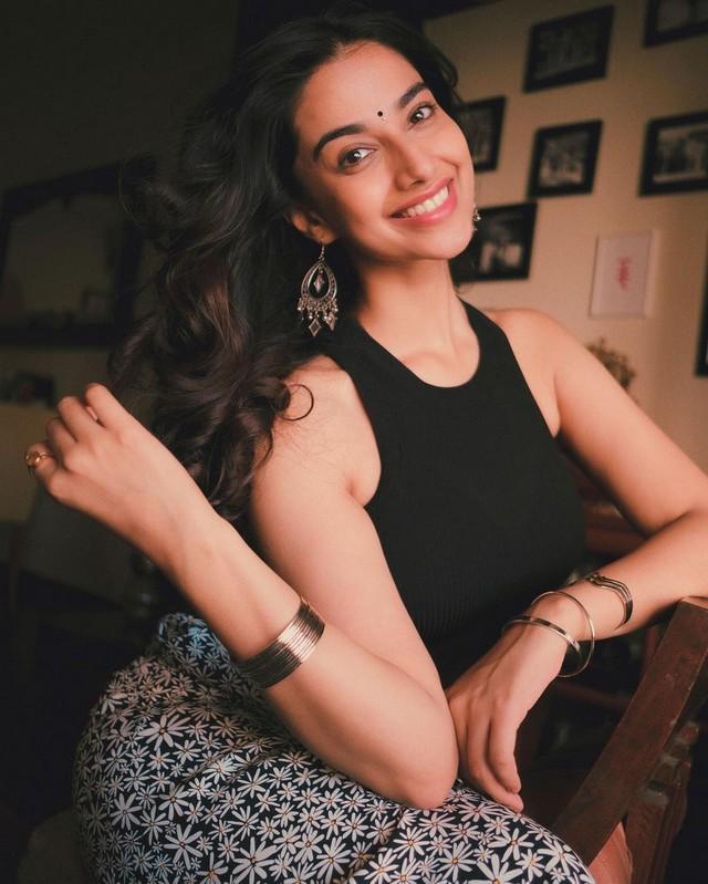 Meenaakshi Chaudhary 4