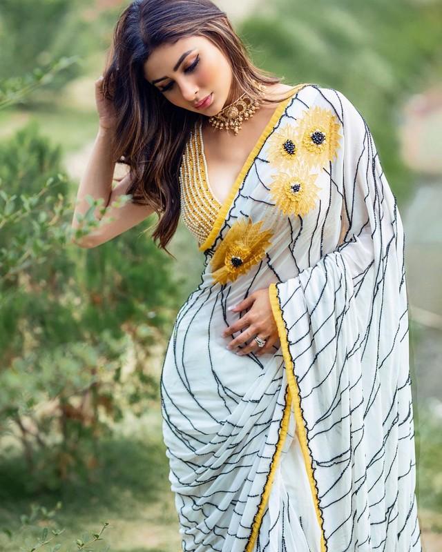 Mouni Roy 1