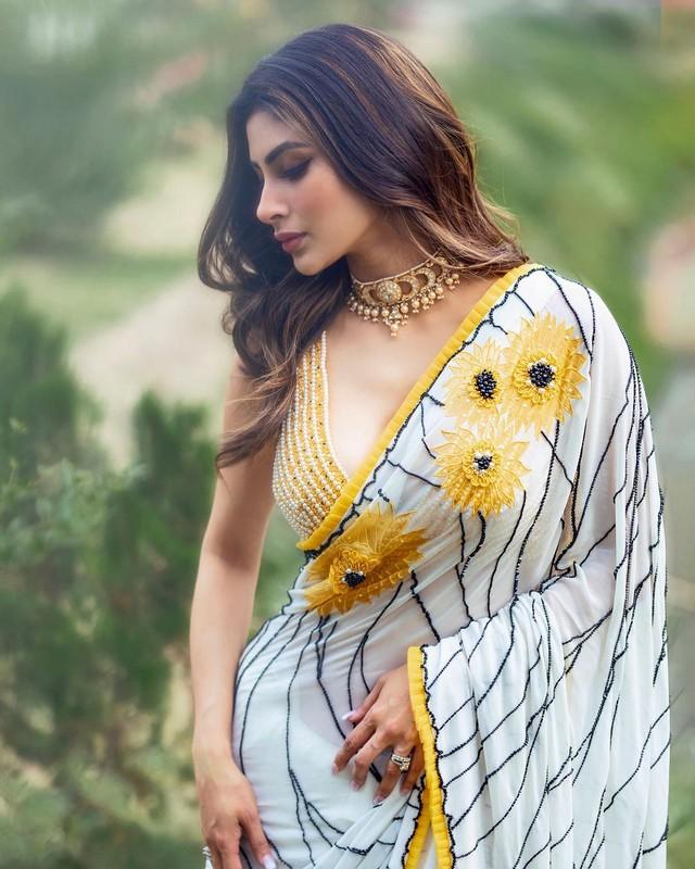 Mouni Roy 2