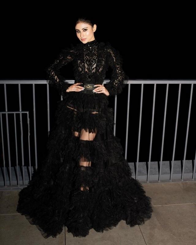 Mouni Roy 7