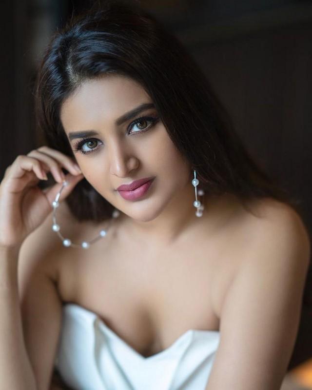 Nidhhi Agerwal 7