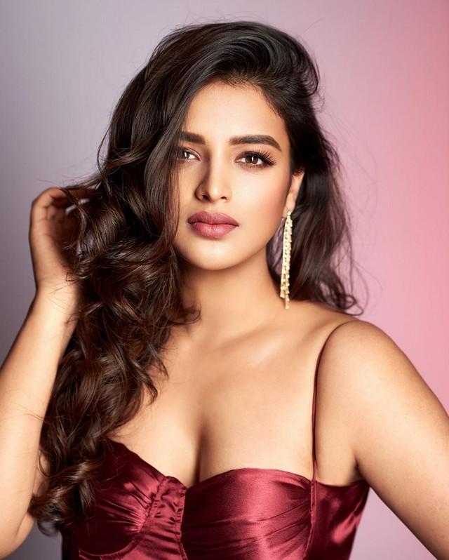 Nidhhi Agerwal 9