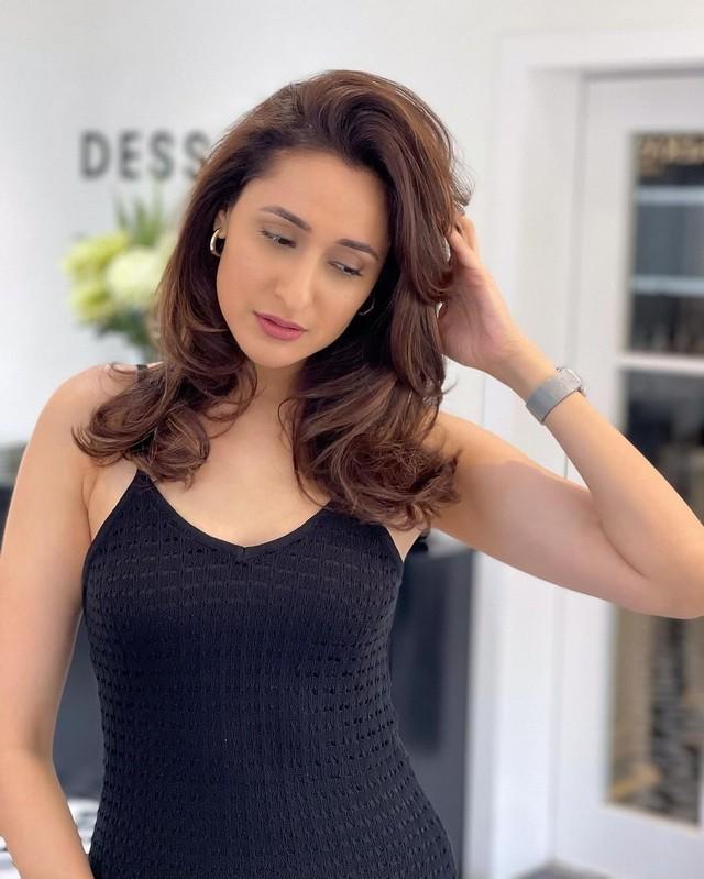 Pragya Jaiswal 4