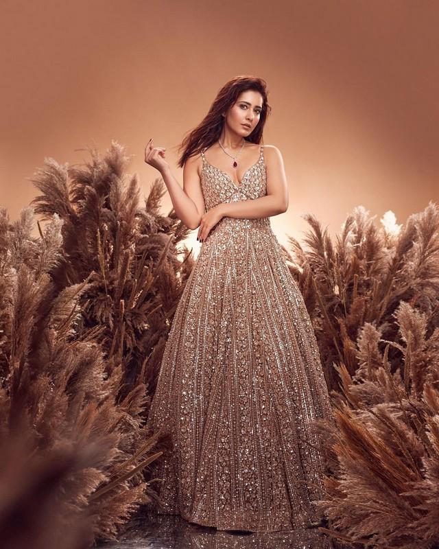 Raashii Khanna 8