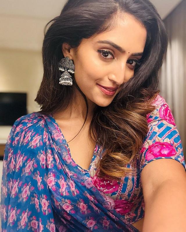 Reba Monica John 4