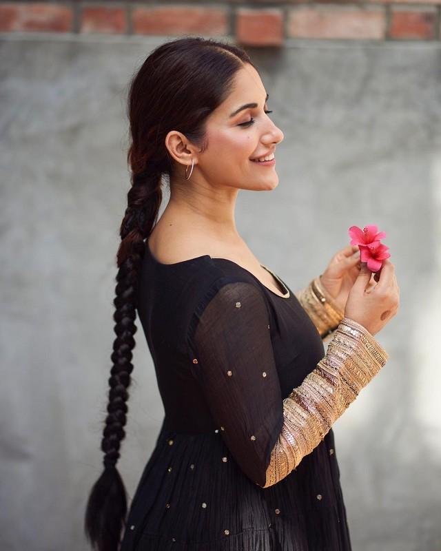 Ruhani Sharma 11