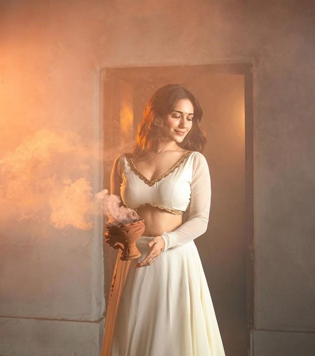 Ruhani Sharma 5