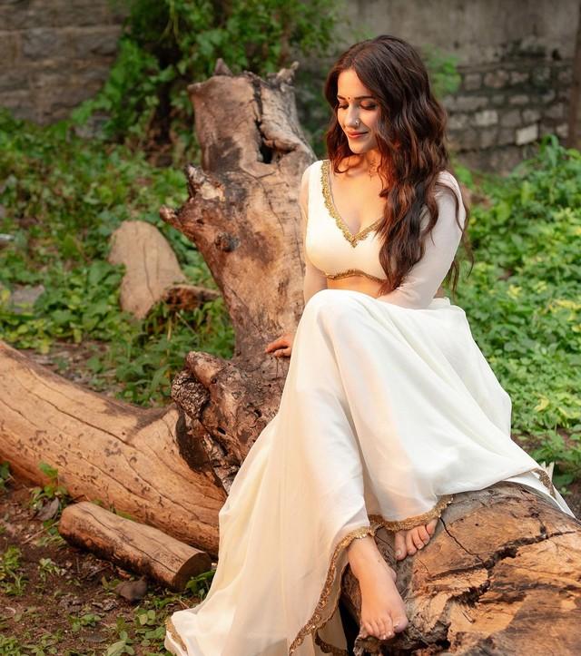 Ruhani Sharma 6