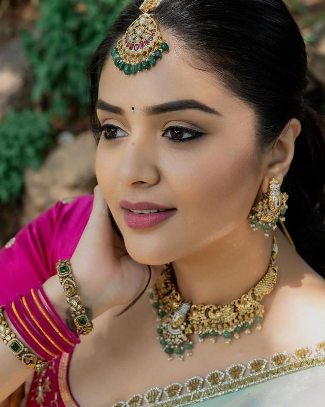 Sreemukhi 1