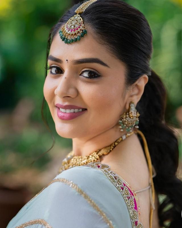Sreemukhi 8