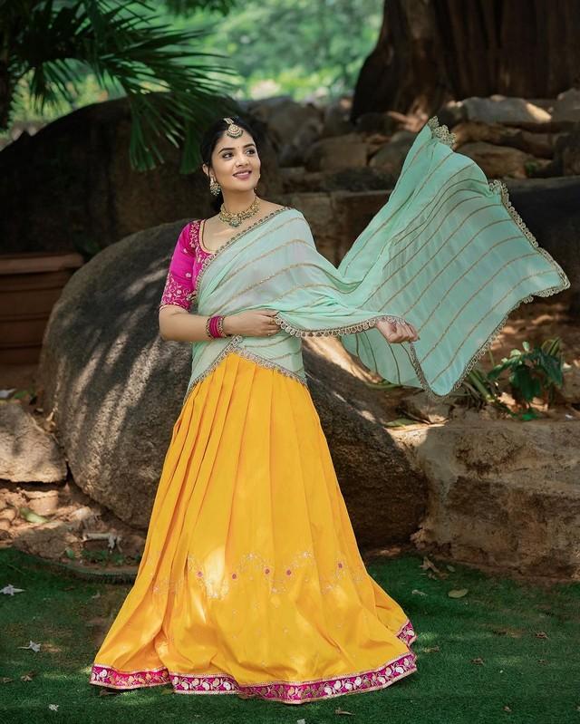 Sreemukhi 9