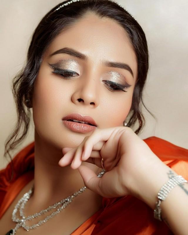 Sreemukhi 10