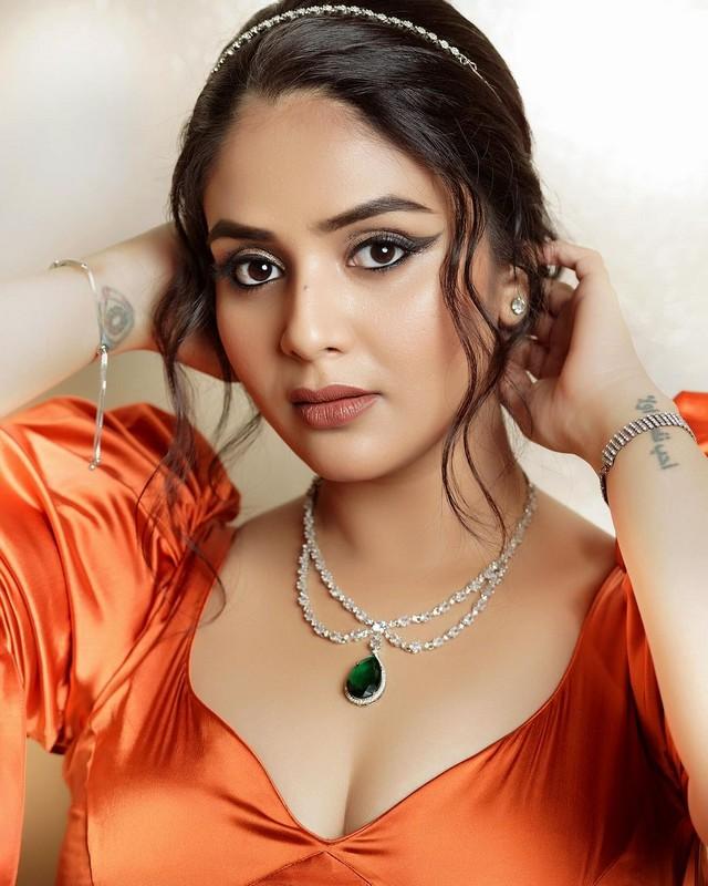 Sreemukhi 6