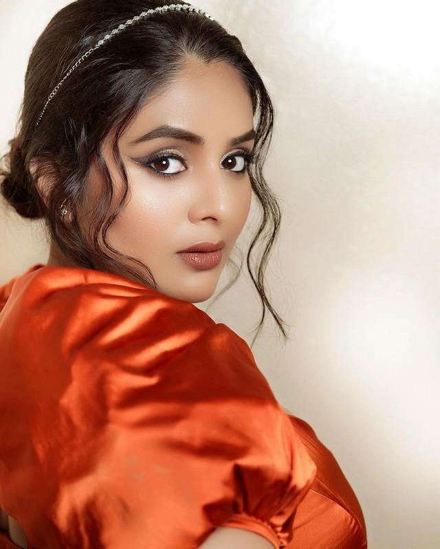 Sreemukhi 9