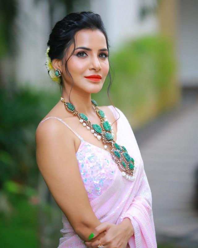 Ashu Reddy 6