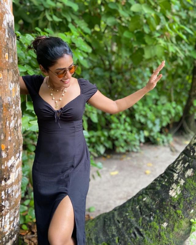 Eesha Rebba 10
