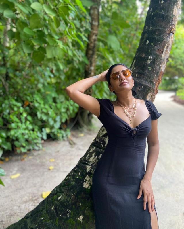 Eesha Rebba 12