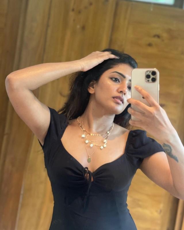 Eesha Rebba 9