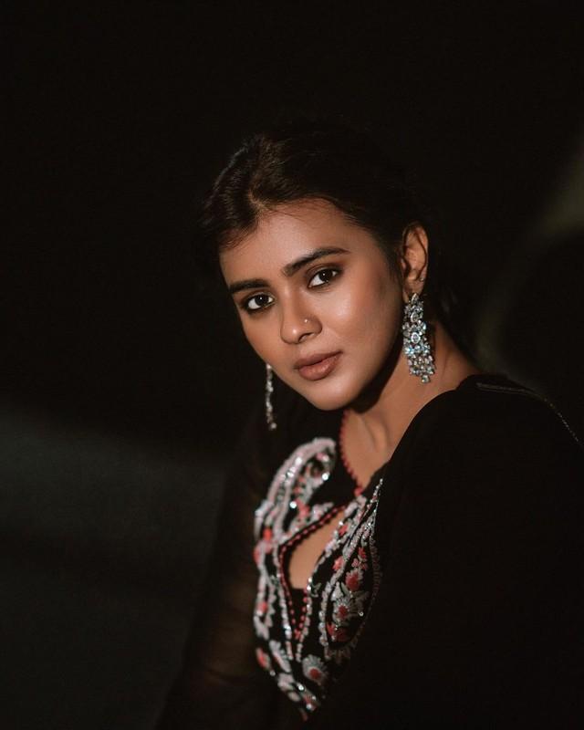 Hebah Patel 8