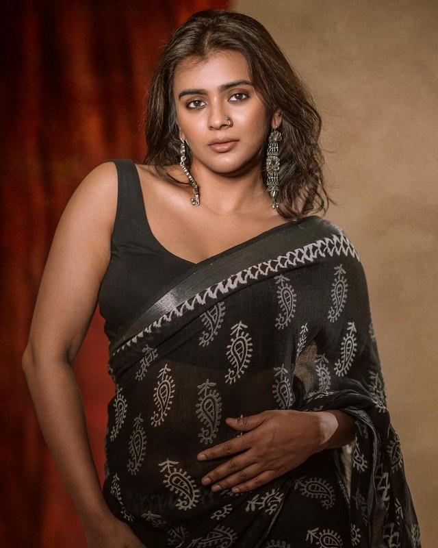 Hebah Patel 4